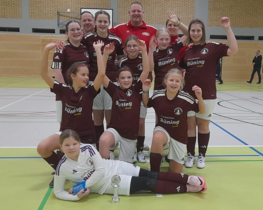 wD-Jugend erreicht vierten Platz beim Hallenturnier in Rheine und freut sich über den erhaltenen Pokal